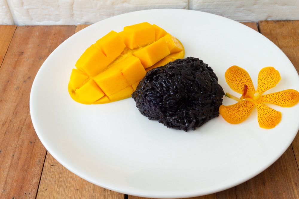 Black Sticky Rice And Golden Yellow Mango Put On A