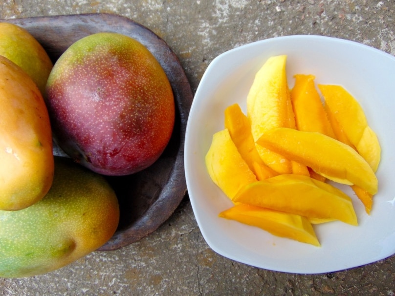 A view of mangoes cut on a plate